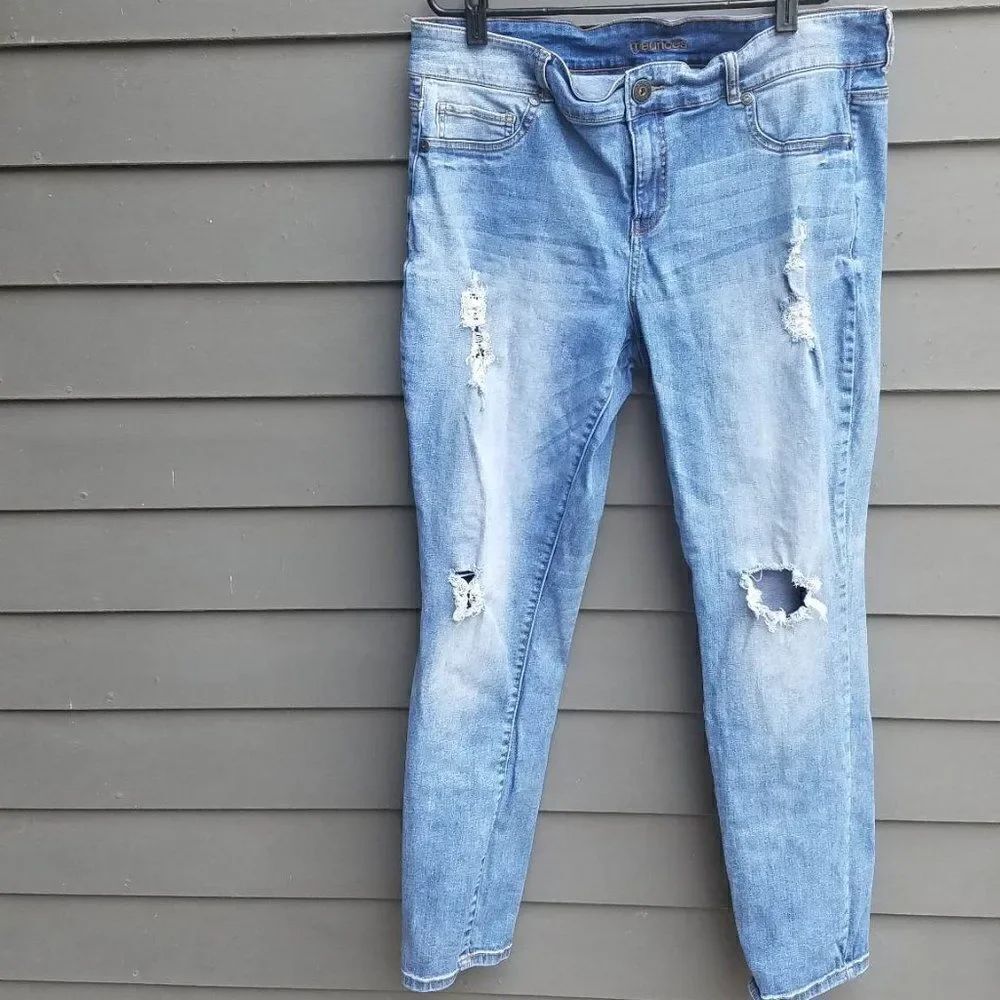 Maurices Distressed Jeans size 20 Reg